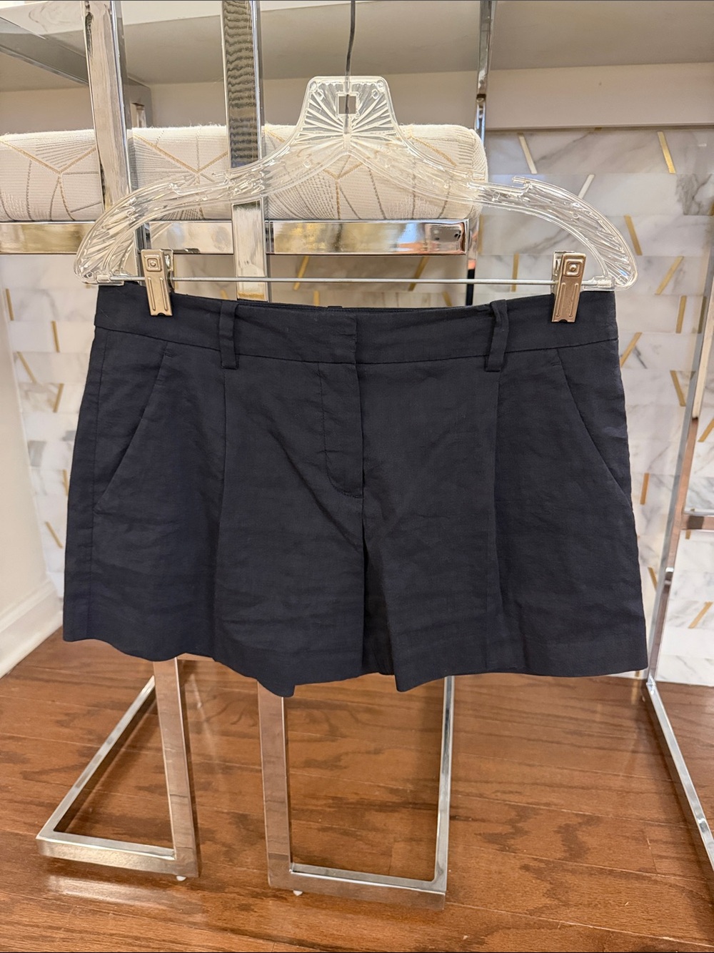 Theory side pocket pleaded front dark navy linen shorts!